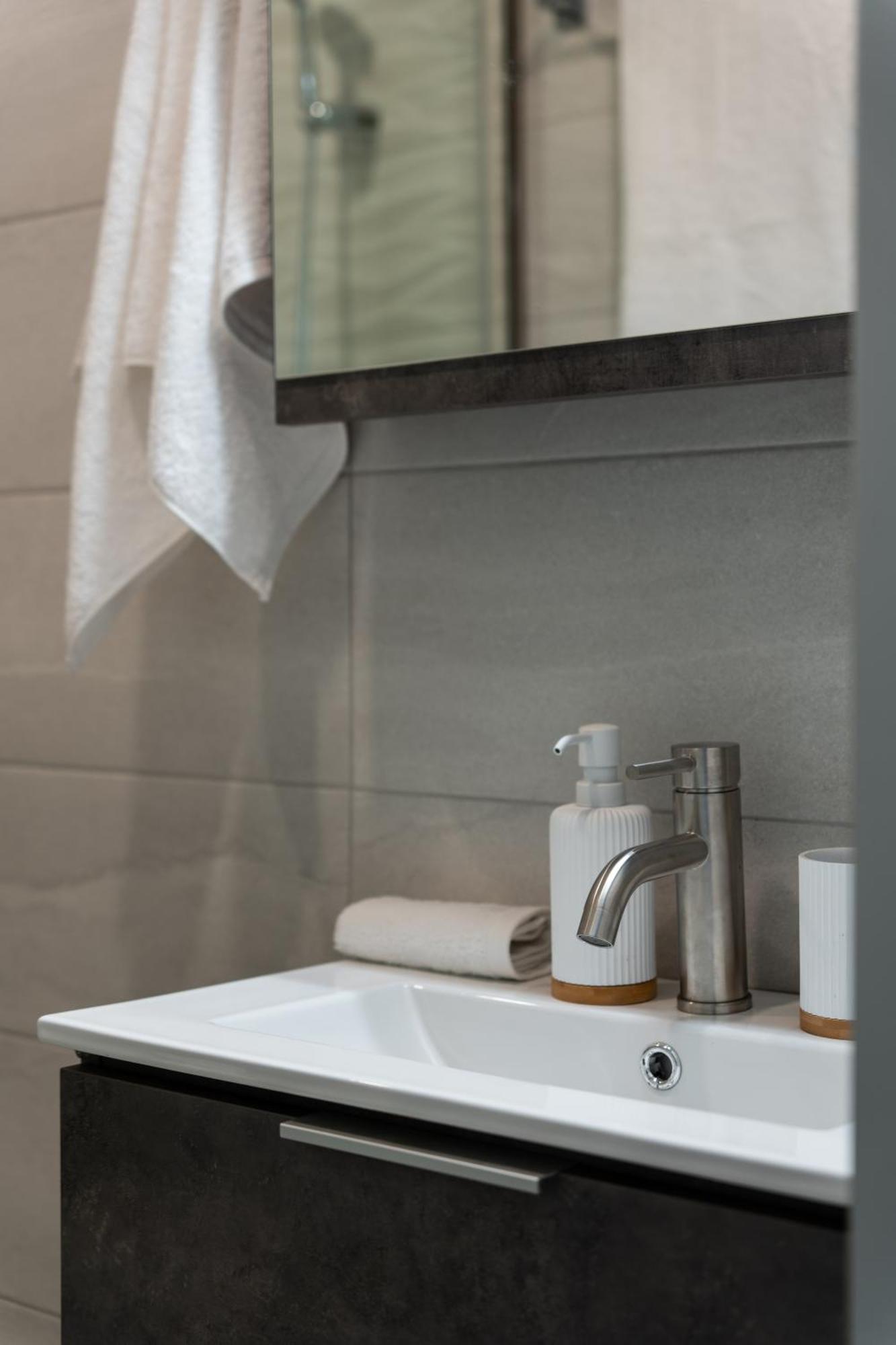 Secret View Apartment, With Private Jacuzzi 레팀노 외부 사진